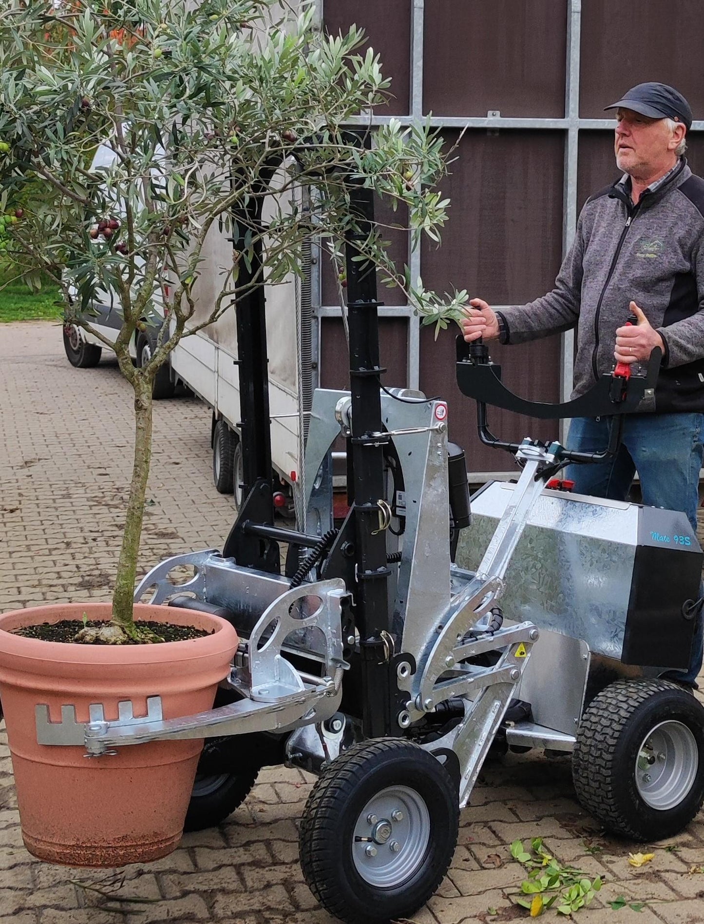 ELECTRIC TROLLEYS FOR TRANSPORT AND CLEANING