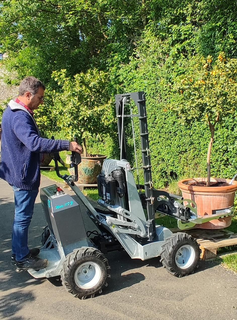 ELECTRIC TROLLEYS FOR TRANSPORT AND CLEANING